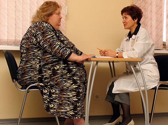Lors de la consultation d'un phlébologue, un patient présentant des varices causées par l'obésité